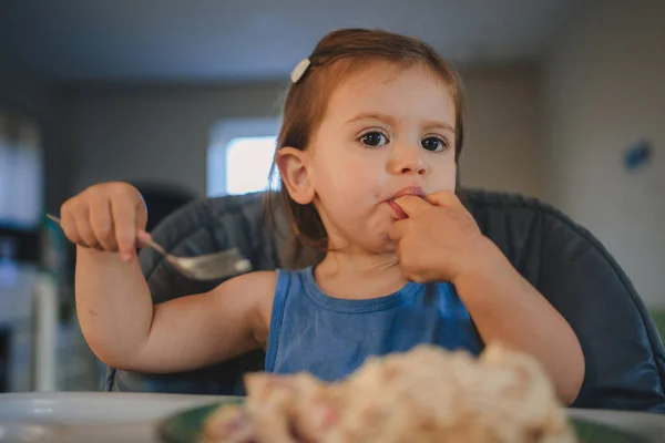 Criança Alegre Comendo Comida Própria Com Garfo Retrato Menina Criança — Fotografia de Stock