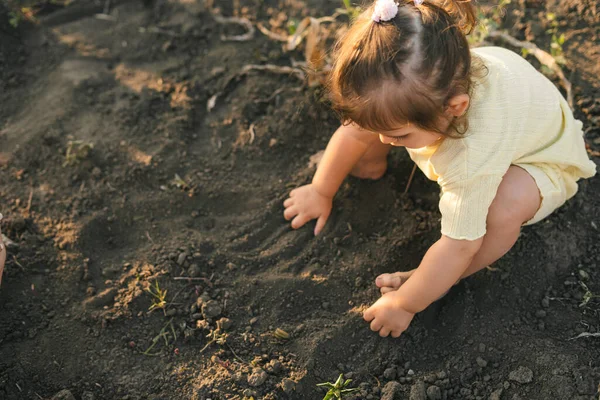 Bahar Günü Kirli Toprak Oynayan Küçük Bir Kızın Iyi Görüntüsü — Stok fotoğraf