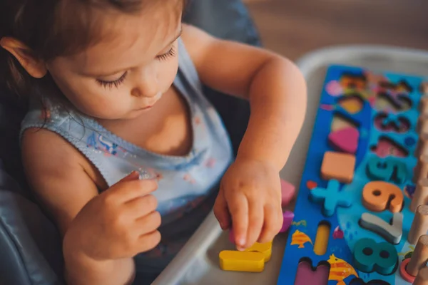 Menina Brincando Com Brinquedos Educativos Creche Crianças Brinquedo Madeira Números — Fotografia de Stock