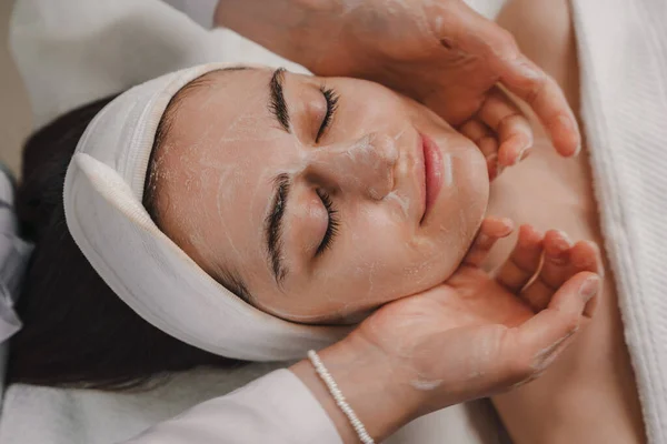 Mulher Fazendo Tratamento Beleza Massagem Facial Mulher Natural Beleza Cuidados — Fotografia de Stock