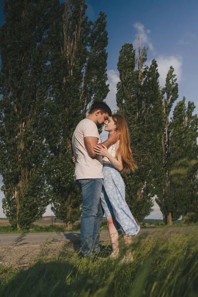 Feliz Jovem Casal Abraçando Beijando Contra Árvores Roupas Casuais — Fotografia de Stock