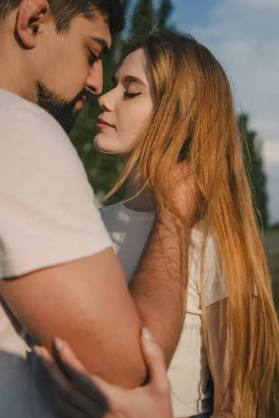Любящая Пара Длинными Волосами Разделяя Сердечный Поцелуй Излучающий Счастье Привязанность — стоковое фото