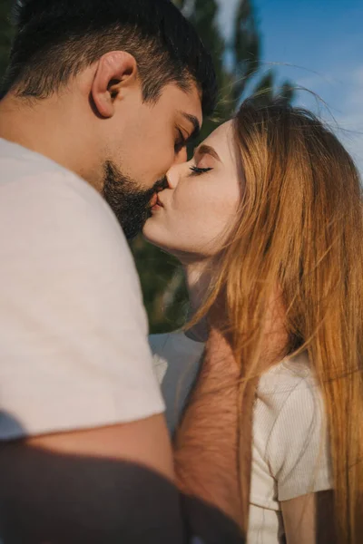 Обнимающая Пара Разделяет Любящий Поцелуй Излучающий Счастье Любовь Открытом Воздухе — стоковое фото