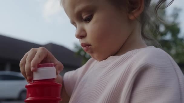 Περικοπή Κοριτσάκι Κάνει Μπαλόνια Σαπούνι Εξωτερική Στο Σπίτι — Αρχείο Βίντεο