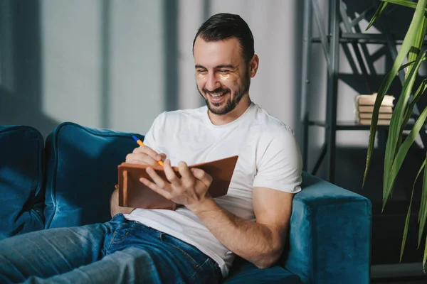 Homem Barbudo Positivo Roupas Casuais Sorrindo Navegando Tablet Enquanto Sentado — Fotografia de Stock