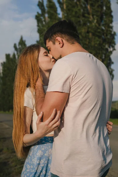 Oldalnézet Fiatal Pár Alkalmi Ruhák Ölelés Csók Miközben Áll Zöld — Stock Fotó