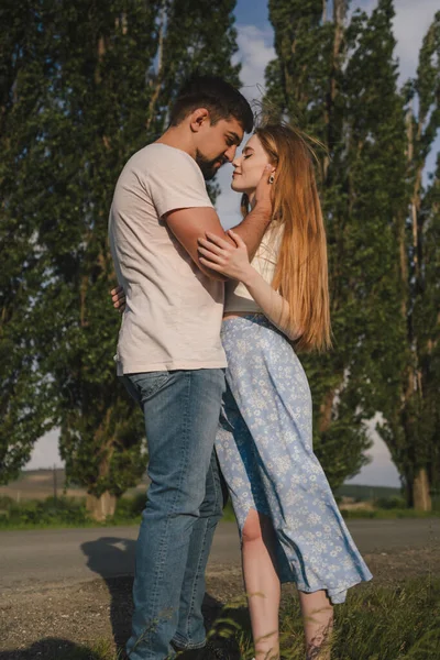 Vista Laterale Giovane Coppia Abiti Casual Abbracciarsi Baciarsi Mentre Piedi — Foto Stock