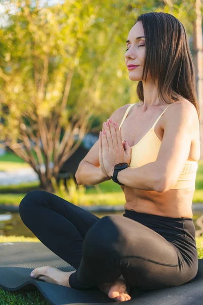 Nilüfer Çiçekli Mindere Oturmuş Yoga Yaparken Bakışlarını Kaçıran Spor Kıyafetli — Stok fotoğraf