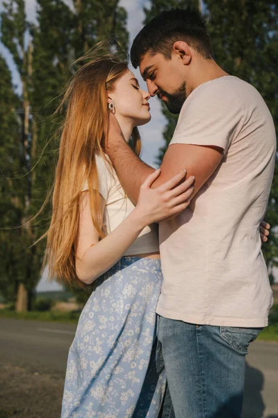 Vue Latérale Jeune Couple Vêtements Décontractés Embrassant Embrassant Tout Tenant — Photo