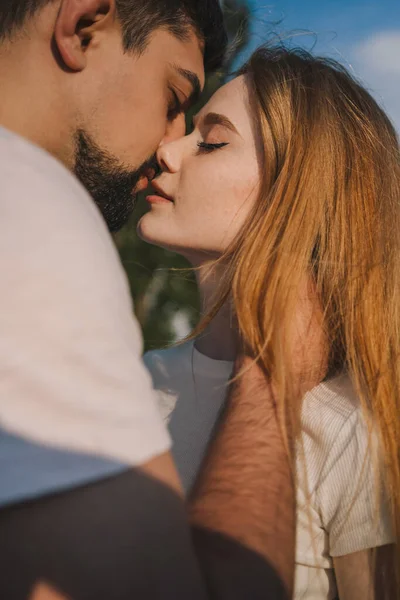 Vista Lateral Jovem Mulher Com Olhos Fechados Abraçando Beijando Uns — Fotografia de Stock