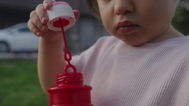 Belle Petite Fille Jouant Avec Des Ballons Savon Extérieur Tout — Video