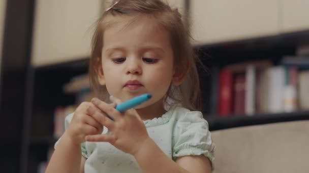 Zamknij Scenę Pięknej Dziewczynki Rysującej Dłonie Niebieskim Markerem Jej Domu — Wideo stockowe
