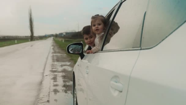Brat Siostra Patrzą Przez Okno Samochodzie Przy Drodze Zewnątrz — Wideo stockowe