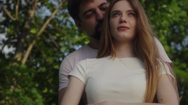Erkek Doğanın Dışında Kız Arkadaşına Sarılıyor Sahneyi Yüksek Kalite Görüntü — Stok video
