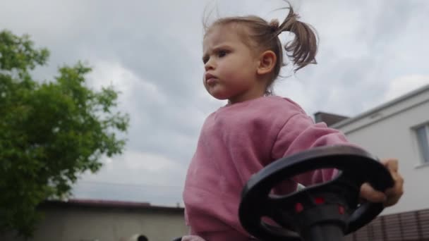 Mittelgroßer Plan Eines Hübschen Kleinen Mädchens Das Auf Einem Traktorspielzeug — Stockvideo