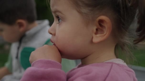 Close Retrato Uma Linda Menina Comendo Cerejas Com Seu Irmão — Vídeo de Stock