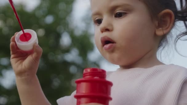 Zamknij Scenę Uroczej Dziewczynki Robiącej Latem Balony Mydłem Domu Wysokiej — Wideo stockowe