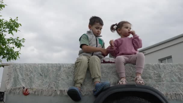 Bahçelerinde Oturmuş Kiraz Yiyen Iki Erkek Kız Kardeş Büyüklüğünde Itin — Stok video