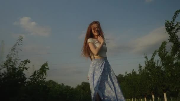 Smuk Rødhåret Kvinde Løber Mark Naturen Ved Solnedgang Mens Hendes – Stock-video