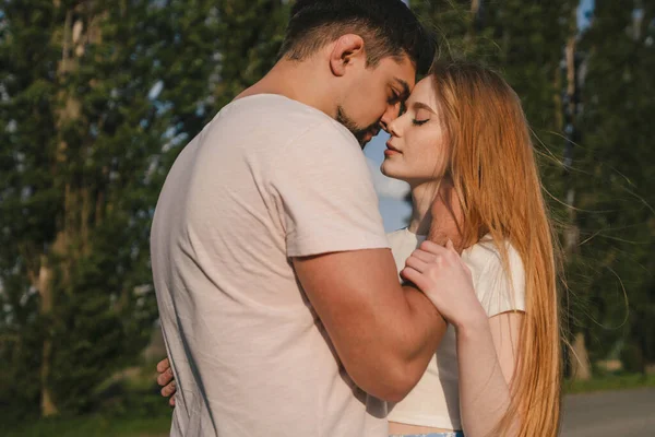 Casal Amantes Abraçando Beijando Parque Pôr Sol Amor Juventude Conceito — Fotografia de Stock