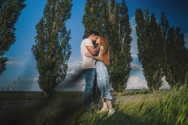 Glückliches Junges Paar Das Sich Auf Einer Grünen Wiese Küsst — Stockfoto
