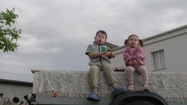 Portretul Doi Copii Mici Care Mănâncă Cireșe Grădină Petrecând Weekend — Videoclip de stoc