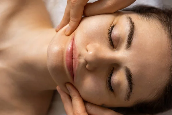 Cima Colheita Terapeuta Massagem Anônima Massageando Rosto Cliente Feminino Com — Fotografia de Stock