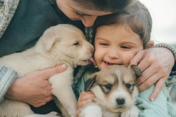 Счастливая Мать Дочь Обнимают Симпатичную Собаку — стоковое фото