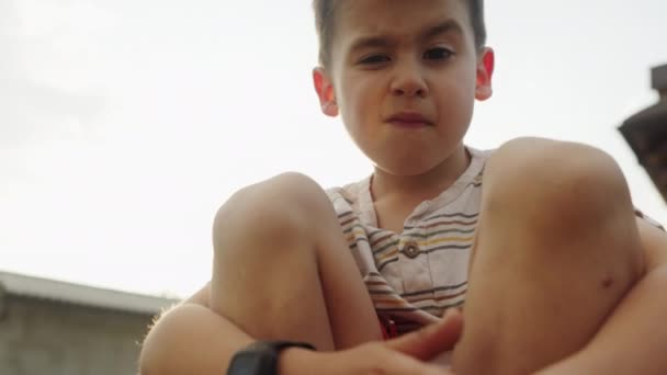 Evde Gün Batımına Karşı Kameraya Bakan Sevimli Bir Çocuğun Portresi — Stok video