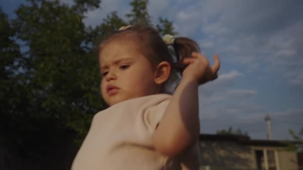 Gyönyörű Kislány Fut Játszik Szabadban Otthon Kiváló Minőségű Felvételek — Stock videók