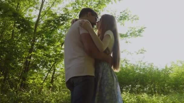 Empurre Cena Lindo Jovem Casal Abraçando Sorrindo Contra Uma Floresta — Vídeo de Stock