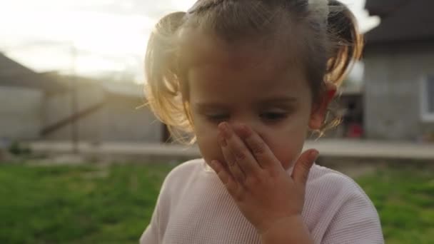 Милая Маленькая Девочка Играет Саду Улыбается Дома Высококачественные Кадры — стоковое видео