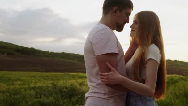 Retrato Médio Belo Jovem Casal Abraçando Falando Contra Pôr Sol — Vídeo de Stock