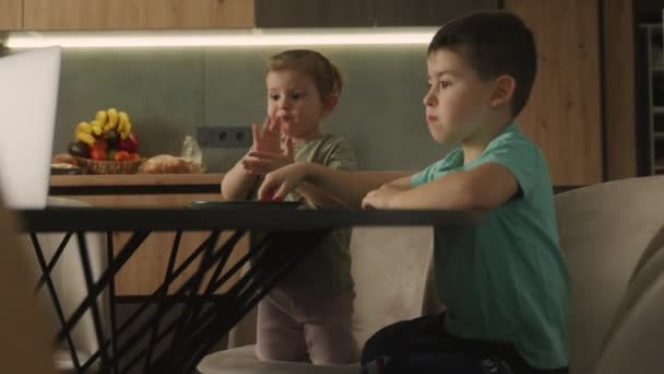 Drücken Sie Szene Eines Geschwistersisint Esstisch Und Essen Granatapfel Hochwertiges — Stockvideo