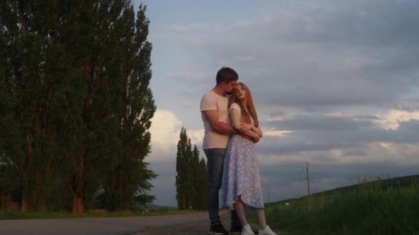 在日落时分 一对全身上下的夫妇在路上拥抱在一起 高质量的4K镜头 — 图库视频影像