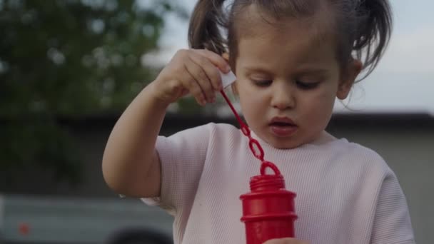 きれいな女の子は家の外で石鹸風船をしています 高品質4K映像 — ストック動画