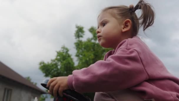 Милая Маленькая Девочка Играет Игрушечным Трактором Саду Высококачественные Кадры — стоковое видео