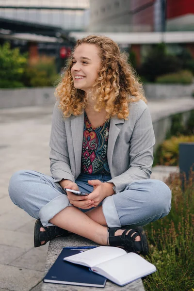 Αυτοπεποίθηση Νεαρή Γυναίκα Επιχειρηματίας Smart Casual Ντύσιμο Κάθεται Σταυρωμένα Πόδια — Φωτογραφία Αρχείου