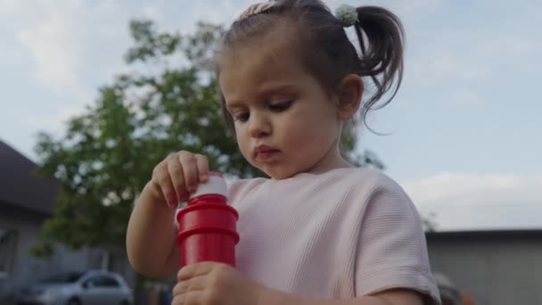 Güzel Küçük Kız Yuvarlak Şeklinde Sabun Köpükleri Üflüyor Mutlu Çocukluk — Stok video