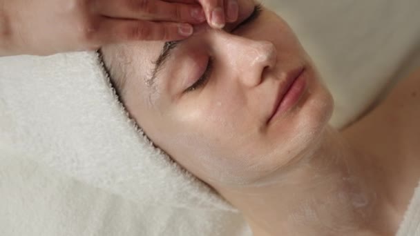 Young Caucasian Woman Confident Having Facial Treatment Beauty Center Facial — Stock Video