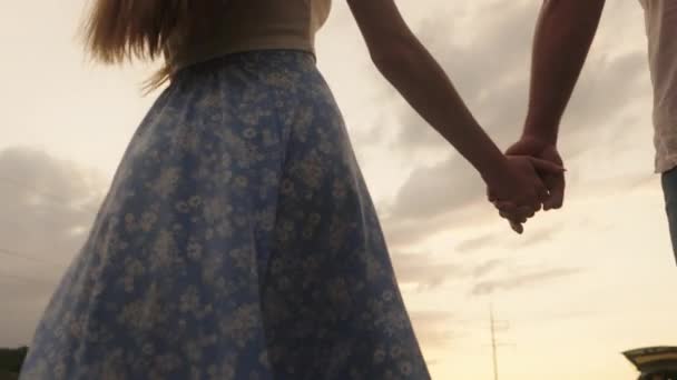 Woman Her Boyfriend Holding Hands Walking Valley Enjoying Vacation Time — Vídeo de Stock