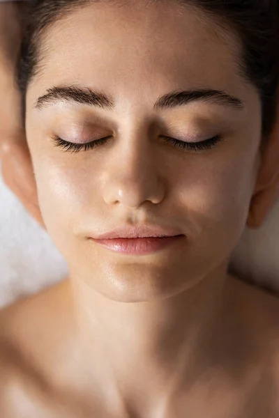 Close Uma Mulher Deitada Uma Mesa Massagem Com Olhos Fechados — Fotografia de Stock