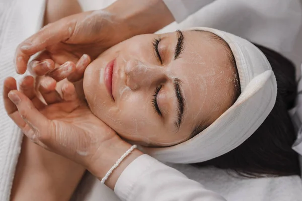 一个女人面对接受温泉治疗时的头像 护肤和健康概念 — 图库照片