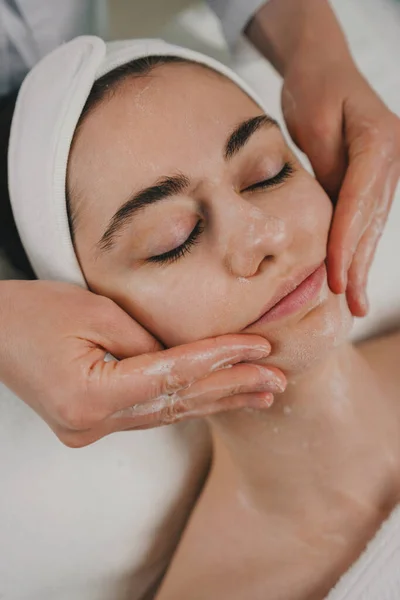 Cosmetólogo Profesional Haciendo Masaje Facial Tratamiento Antienvejecimiento Masaje Facial Clínica — Foto de Stock