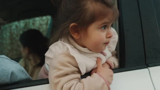 Två Små Barn Sticker Huvudet Genom Bilfönstret Och Tittar Ner — Stockvideo