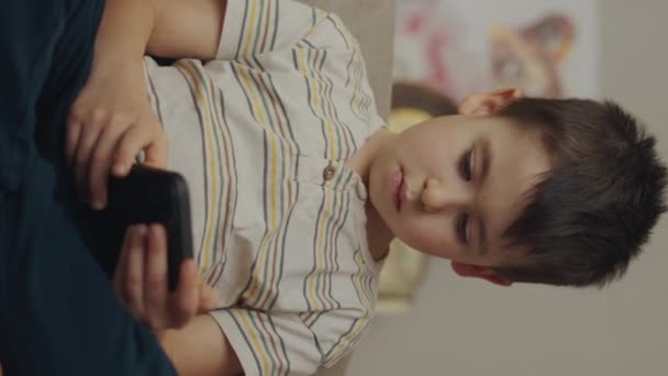 Kleine Jongen Met Een Smartphone Woonkamer Onderwijs Leerconcept Jongen Zit — Stockvideo
