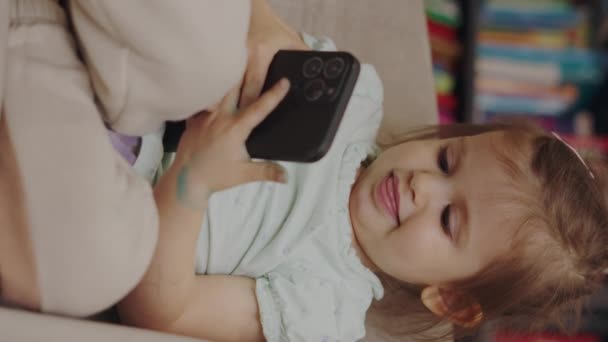 Evdeki Kanepede Otururken Akıllı Telefon Oyunu Oynayan Komik Kız Gelecek — Stok video