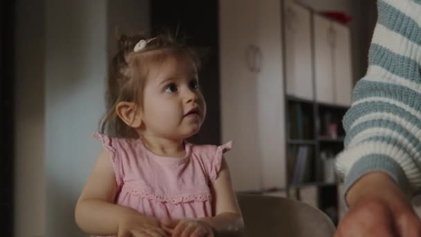 Улыбающаяся Счастливая Очаровательная Маленькая Девочка Помогает Своей Бабушке Печь Кастрюлю — стоковое видео