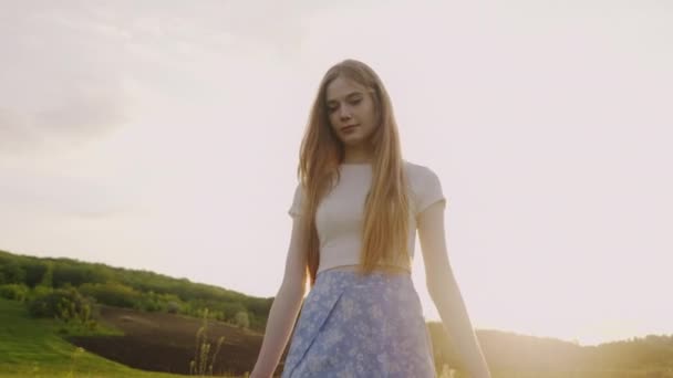 时尚的女人走在草地上 穿着白色的T恤和蓝色的郁金香裙 狂野的西部暑假 — 图库视频影像