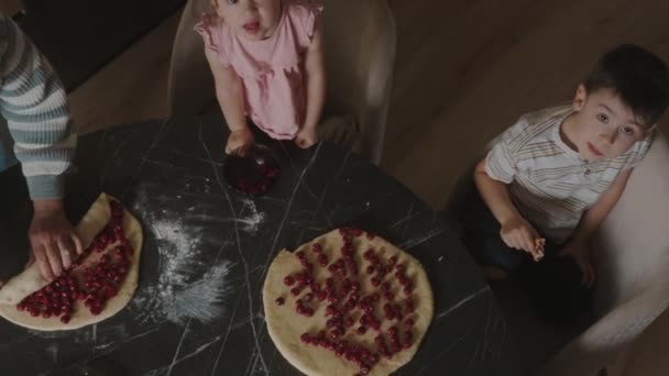 Processo Moldagem Tortas Cereja Com Avó Jantar Família Celebração — Vídeo de Stock